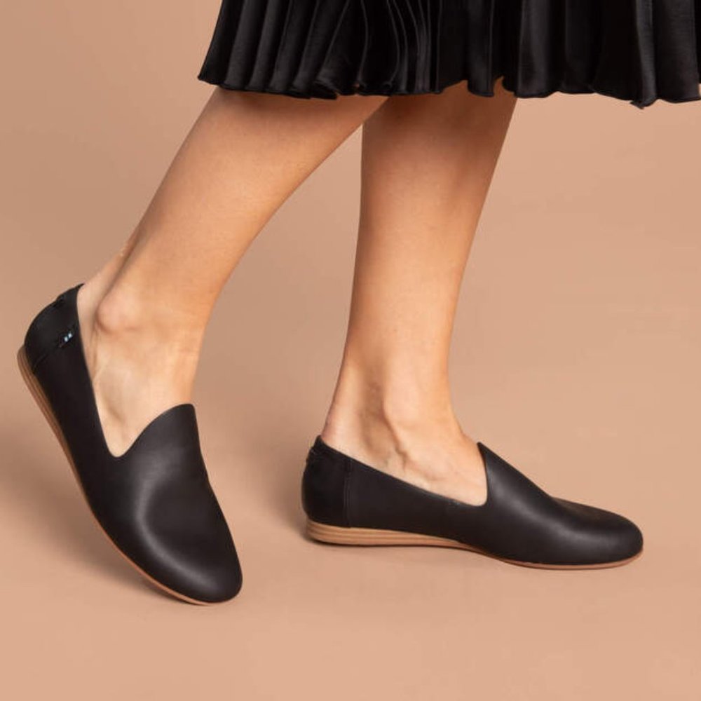 NIB TOMS Darcy flat - black - 10